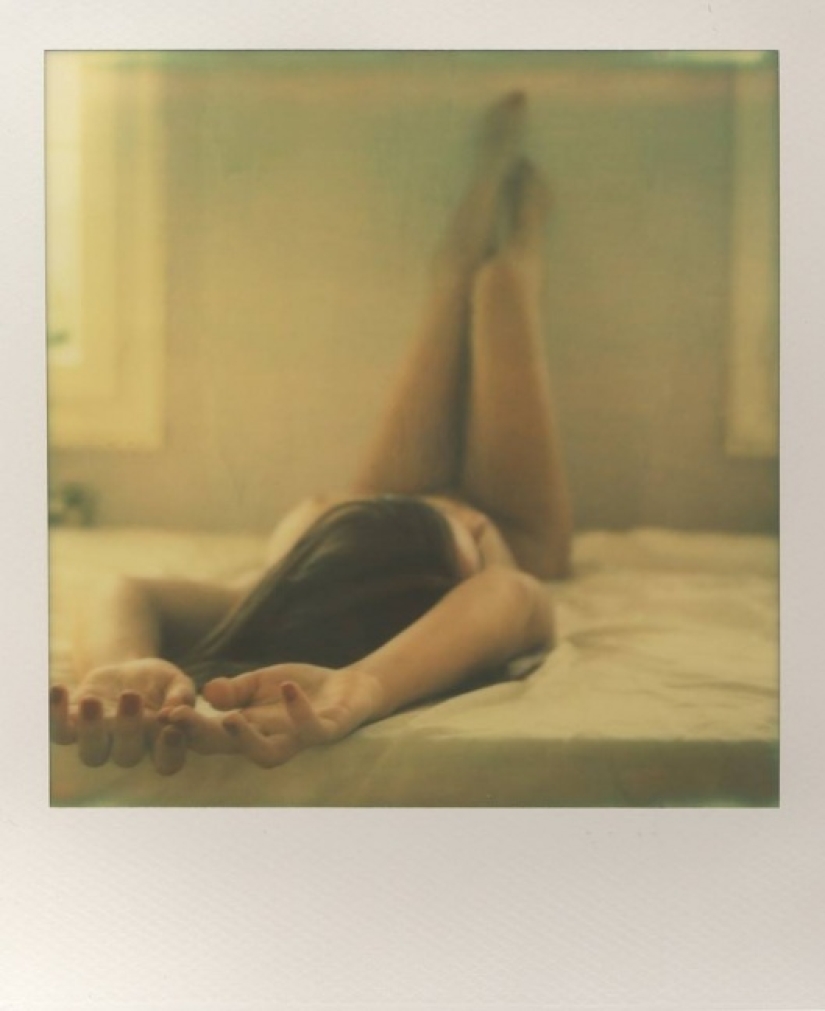 Polaroids eróticas de 66 fotógrafos del proyecto Raw Beauties Polaroids eróticas de 66 fotógrafos del proyecto Raw Beauties
