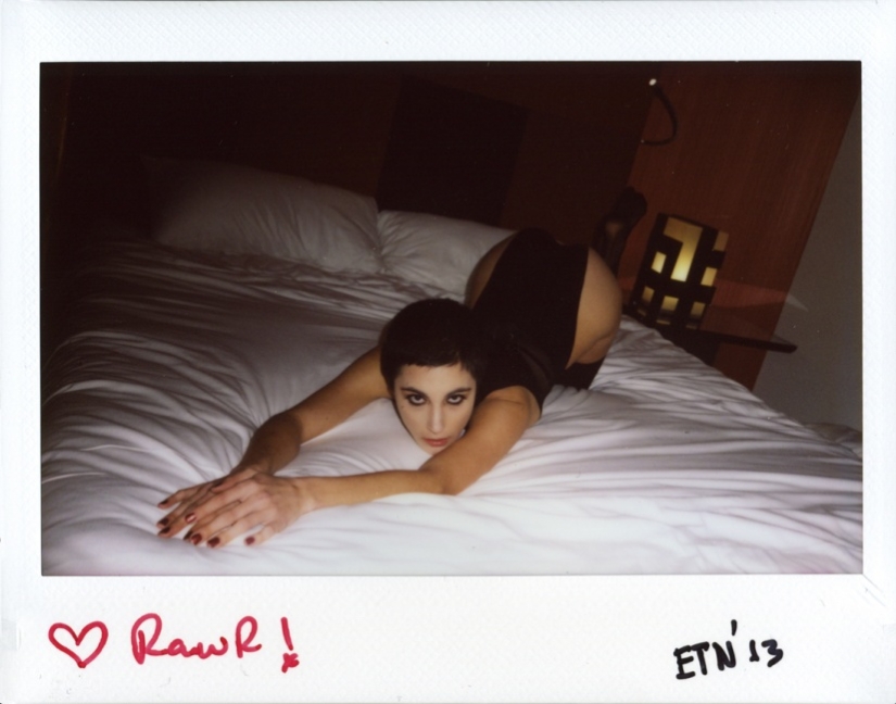 Polaroids eróticas de 66 fotógrafos del proyecto Raw Beauties Polaroids eróticas de 66 fotógrafos del proyecto Raw Beauties