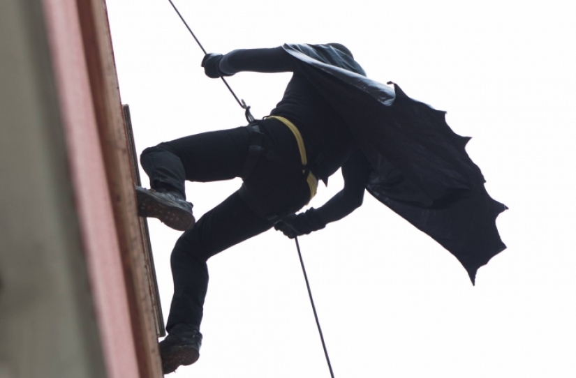 Policías albaneses disfrazados de superhéroes para felicitar a los niños enfermos por las vacaciones Policías albaneses disfrazados de superhéroes para felicitar a los niños enfermos por las vacaciones