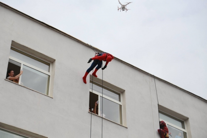 Policías albaneses disfrazados de superhéroes para felicitar a los niños enfermos por las vacaciones Policías albaneses disfrazados de superhéroes para felicitar a los niños enfermos por las vacaciones