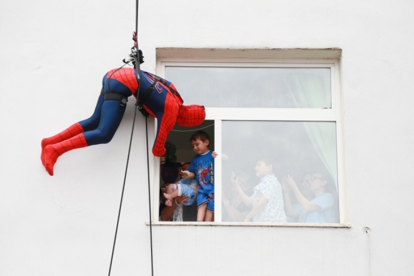 Policías albaneses disfrazados de superhéroes para felicitar a los niños enfermos por las vacaciones Policías albaneses disfrazados de superhéroes para felicitar a los niños enfermos por las vacaciones