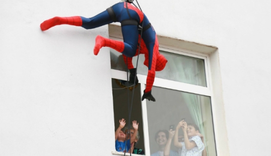 Policías albaneses disfrazados de superhéroes para felicitar a los niños enfermos por las vacaciones