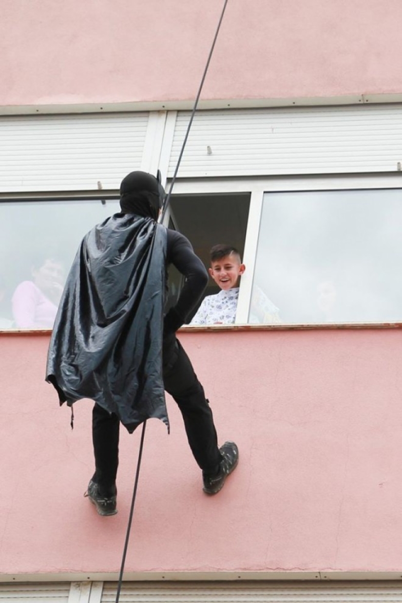 Policías albaneses disfrazados de superhéroes para felicitar a los niños enfermos por las vacaciones Policías albaneses disfrazados de superhéroes para felicitar a los niños enfermos por las vacaciones