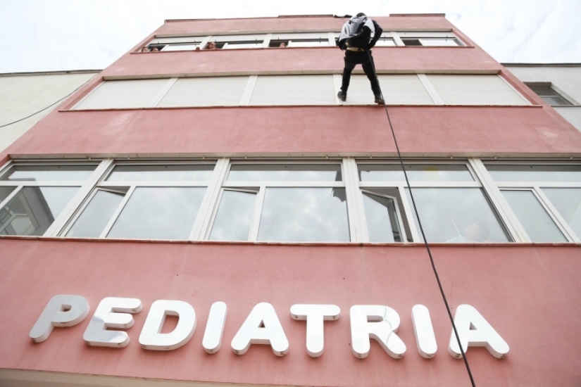 Policías albaneses disfrazados de superhéroes para felicitar a los niños enfermos por las vacaciones Policías albaneses disfrazados de superhéroes para felicitar a los niños enfermos por las vacaciones