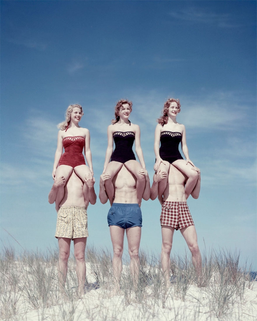 Polish artist made fun of old American photos... and improved them