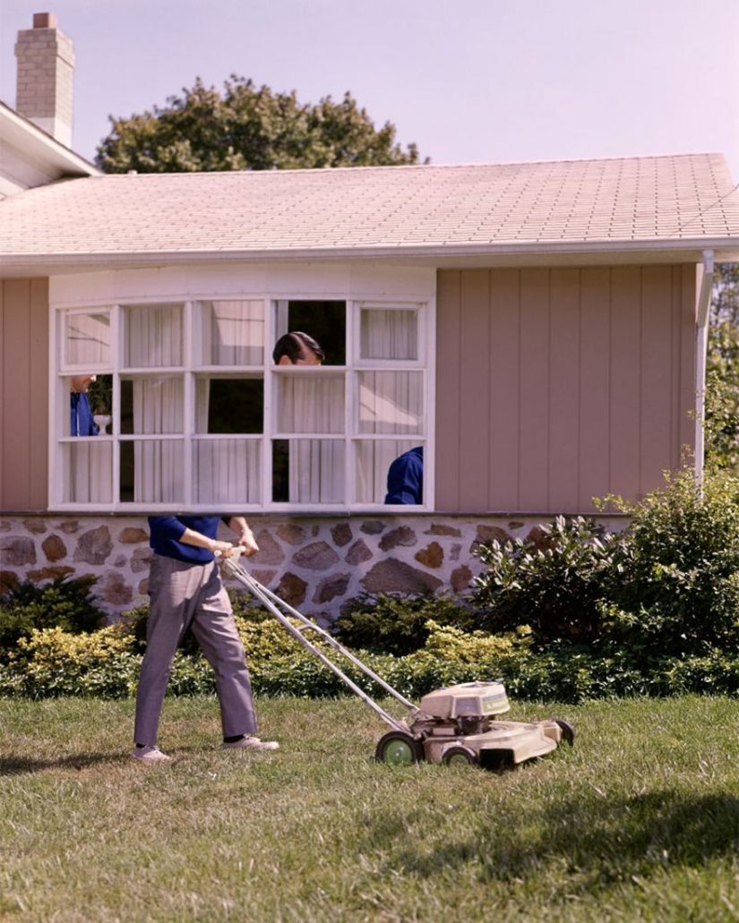 Polish artist made fun of old American photos... and improved them