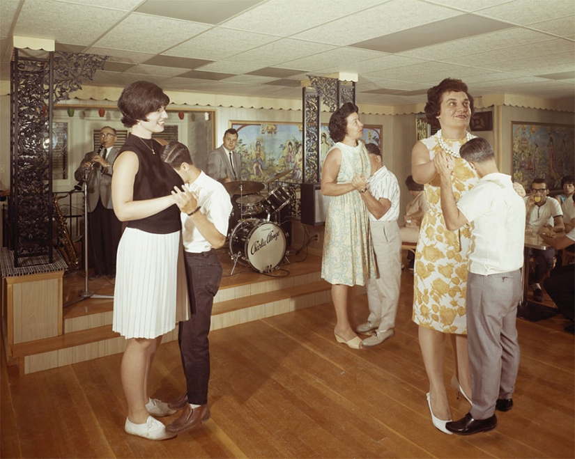 Polish artist made fun of old American photos... and improved them