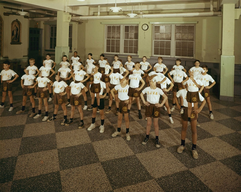 Polish artist made fun of old American photos... and improved them