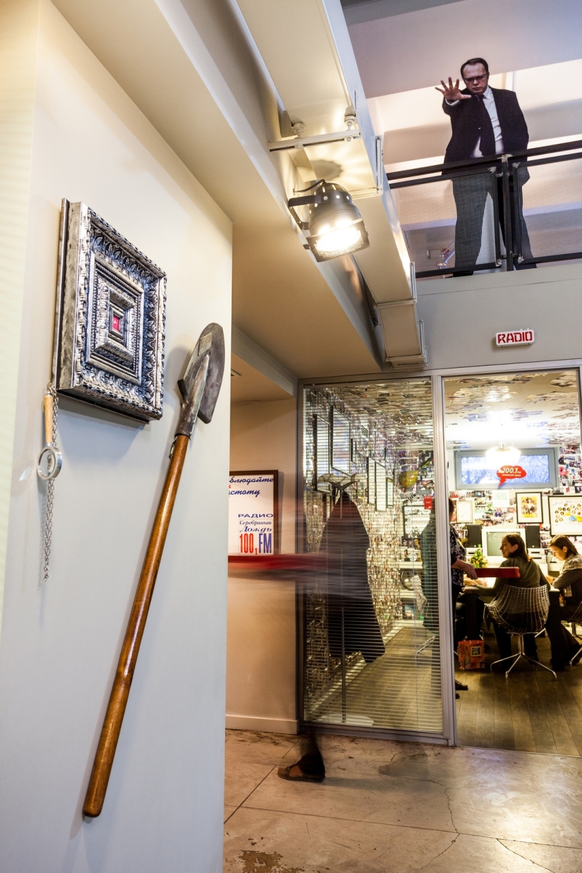 Popov no se avergüenza: cómo funciona la estación de radio Silver Rain