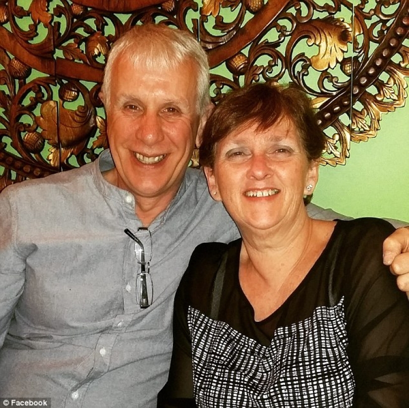 Por alguna razón, la pareja convenció a sus seres queridos de que renunciaran a sus trabajos, prometiendo compartir una herencia que ella no tenía Por alguna razón, la pareja convenció a sus seres queridos de que renunciaran a sus trabajos, prometiendo compartir una herencia que ella no tenía