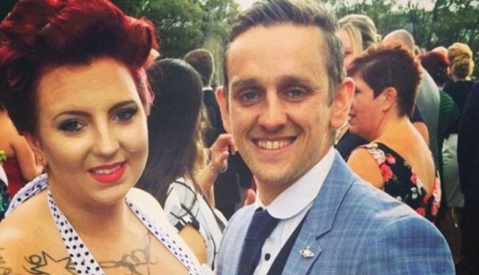 Por alguna razón, la pareja convenció a sus seres queridos de que renunciaran a sus trabajos, prometiendo compartir una herencia que ella no tenía Por alguna razón, la pareja convenció a sus seres queridos de que renunciaran a sus trabajos, prometiendo compartir una herencia que ella no tenía