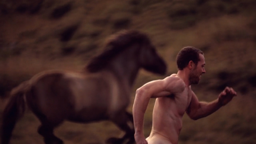 Por qué a este artista le gusta correr con caballos por los campos en lo que la madre dio a luz