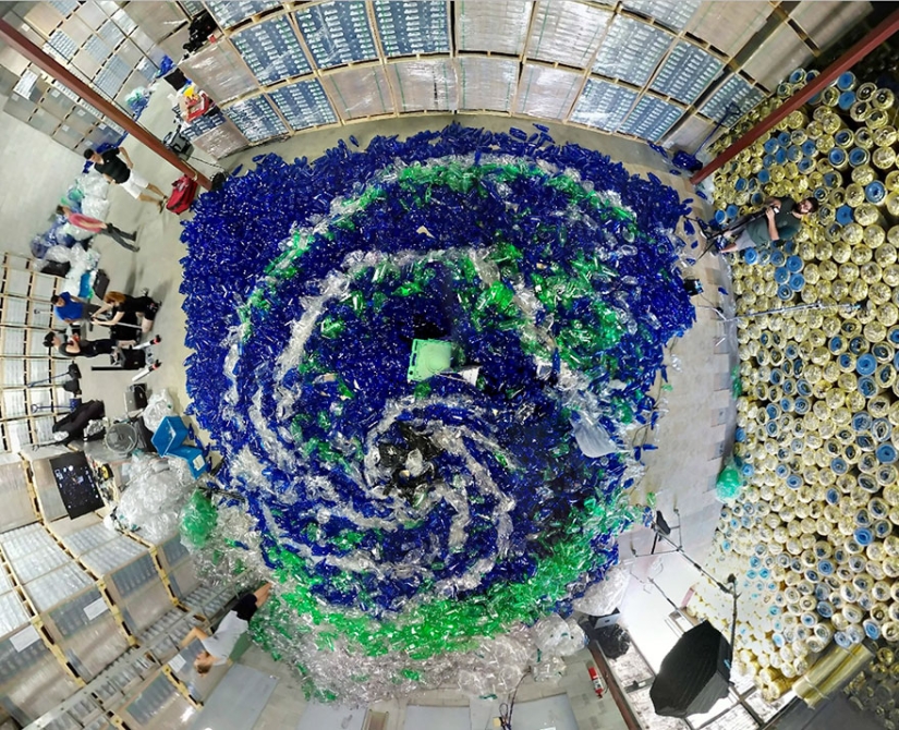 Por qué el fotógrafo ahogó a las sirenas en botellas de plástico