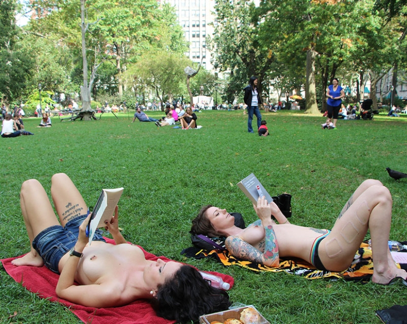¿Por qué las chicas de Nueva York leen libros en topless frente a los transeúntes?