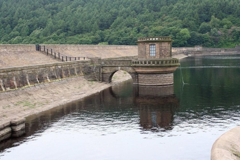 Portal a otros mundos - Cráter del embalse Ladybower Portal a otros mundos - Cráter del embalse Ladybower