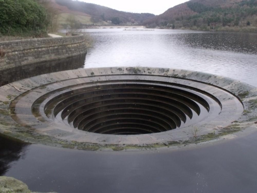 Portal a otros mundos - Cráter del embalse Ladybower Portal a otros mundos - Cráter del embalse Ladybower