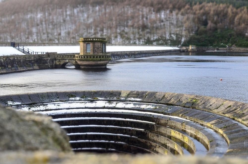 Portal a otros mundos - Cráter del embalse Ladybower Portal a otros mundos - Cráter del embalse Ladybower