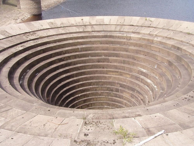 Portal to Other Worlds - Ladybower Reservoir crater
