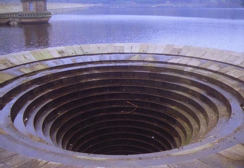 Portal to Other Worlds - Ladybower Reservoir crater
