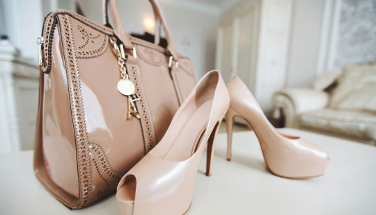 Poverty is written on the face: 10 signs that give out a financial situation