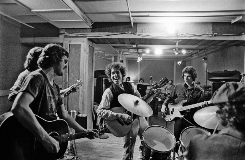 Previously unseen photos of Bob Dylan and his friends Previously unseen photos of Bob Dylan and his friends