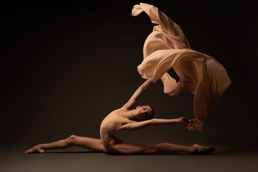 Professional dancers and gymnasts: 15 candid photos without vulgarity (16+)