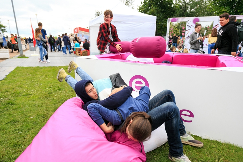 Promiscuous relationships at the Second VKontakte Festival