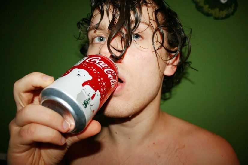 Qué inusual usar "Coca-Cola" Qué inusual usar "Coca-Cola"