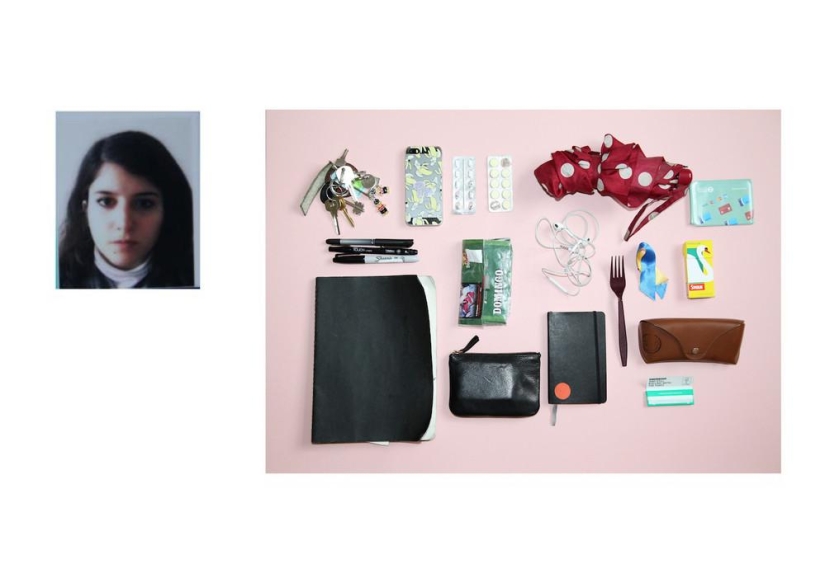 Qué llevan las mujeres británicas en sus bolsos