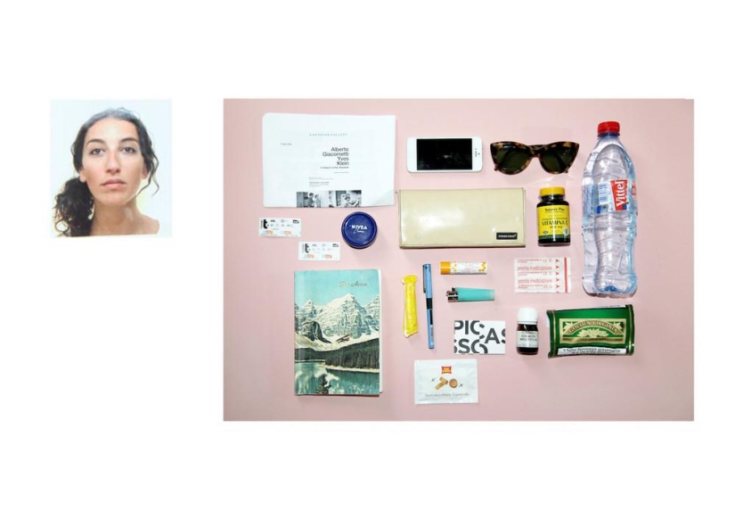 Qué llevan las mujeres británicas en sus bolsos