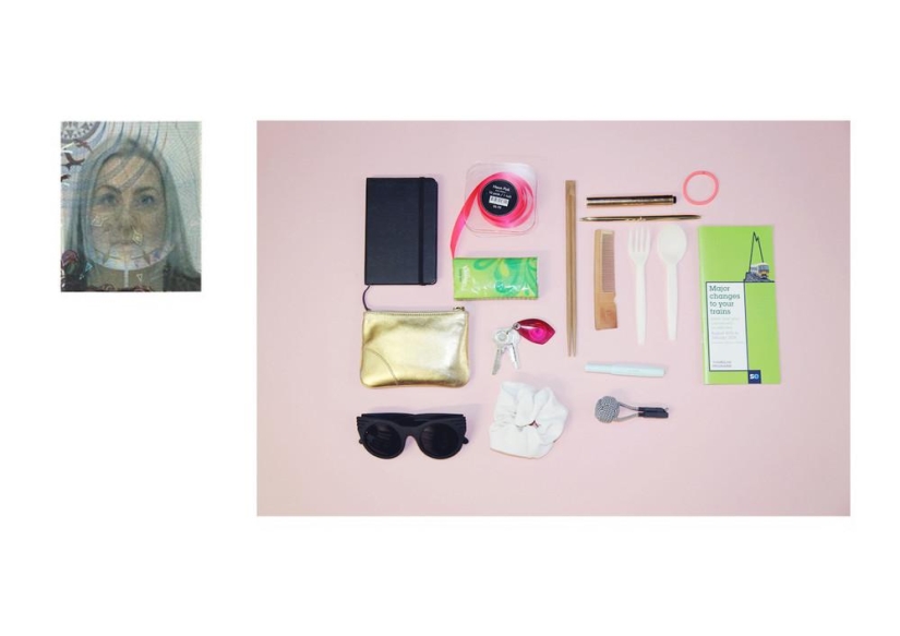 Qué llevan las mujeres británicas en sus bolsos