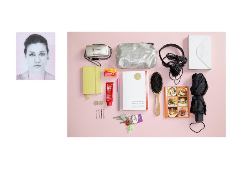 Qué llevan las mujeres británicas en sus bolsos