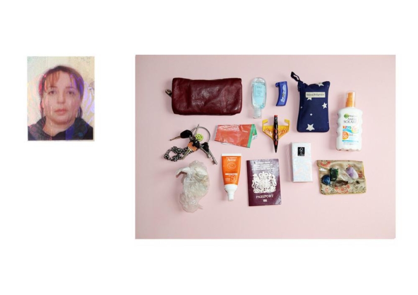 Qué llevan las mujeres británicas en sus bolsos