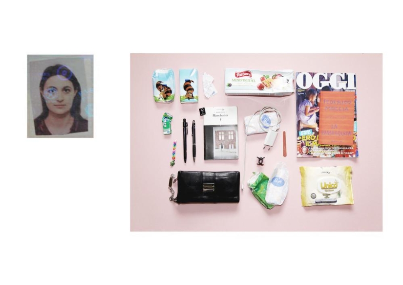 Qué llevan las mujeres británicas en sus bolsos