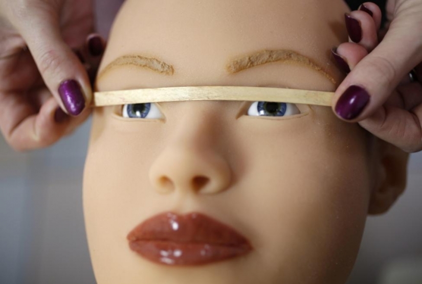 Querida: cómo se producen las mujeres de goma en Francia Querida: cómo se producen las mujeres de goma en Francia