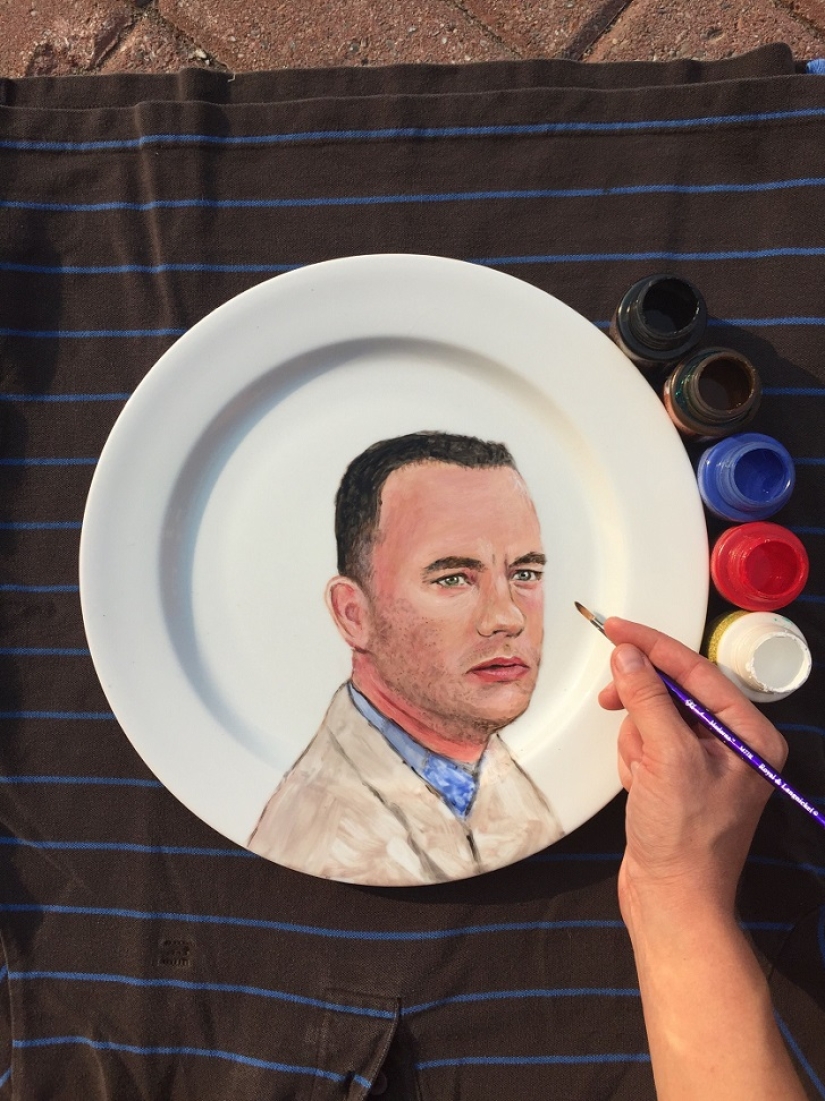 ¿Quién está en el plato? Artista pinta celebridades en platos