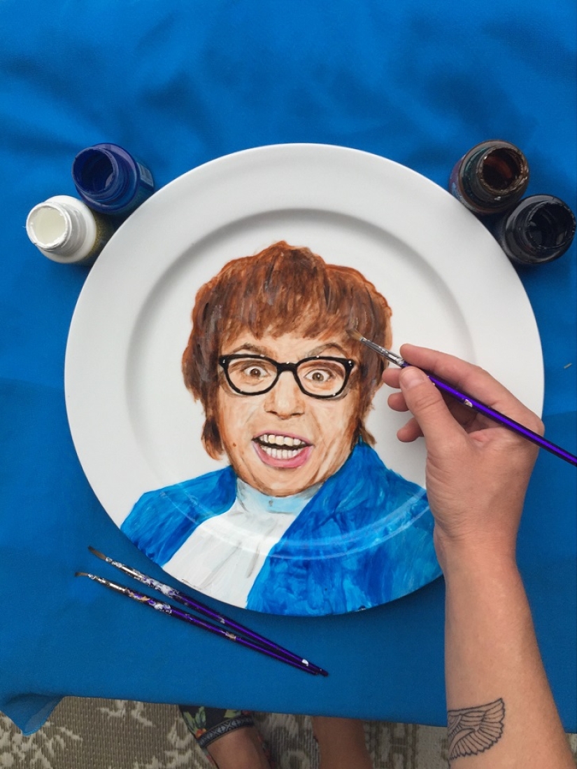 ¿Quién está en el plato? Artista pinta celebridades en platos
