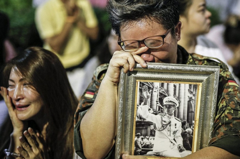 Rainy day: Thai residents mourn the death of their king