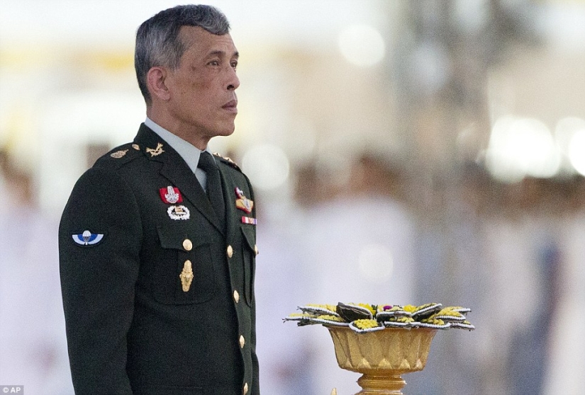 Rainy day: Thai residents mourn the death of their king Rainy day: Thai residents mourn the death of their king