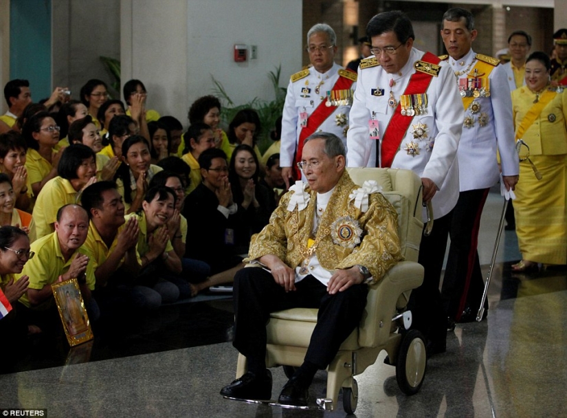 Rainy day: Thai residents mourn the death of their king Rainy day: Thai residents mourn the death of their king