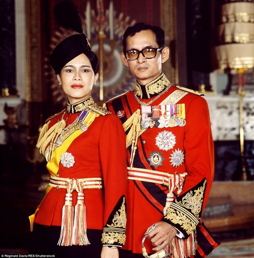 Rainy day: Thai residents mourn the death of their king Rainy day: Thai residents mourn the death of their king