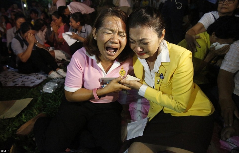 Rainy day: Thai residents mourn the death of their king Rainy day: Thai residents mourn the death of their king