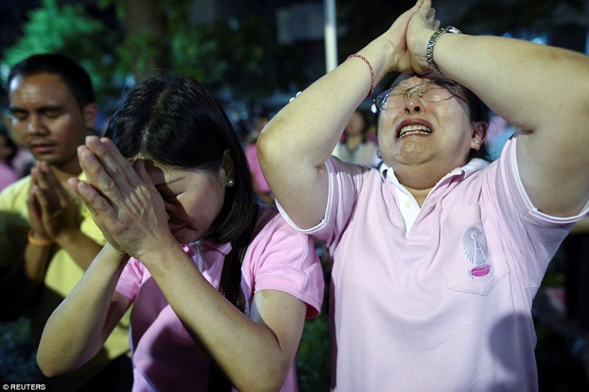 Rainy day: Thai residents mourn the death of their king Rainy day: Thai residents mourn the death of their king