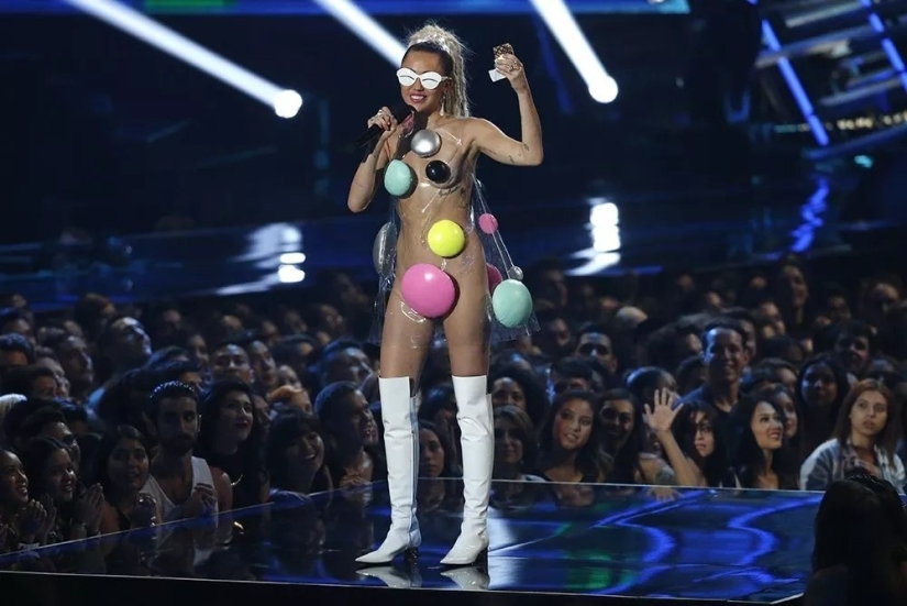 Red Carpet Madness: Weird Dresses Celebrities Wear for Glory and Outrageousness.