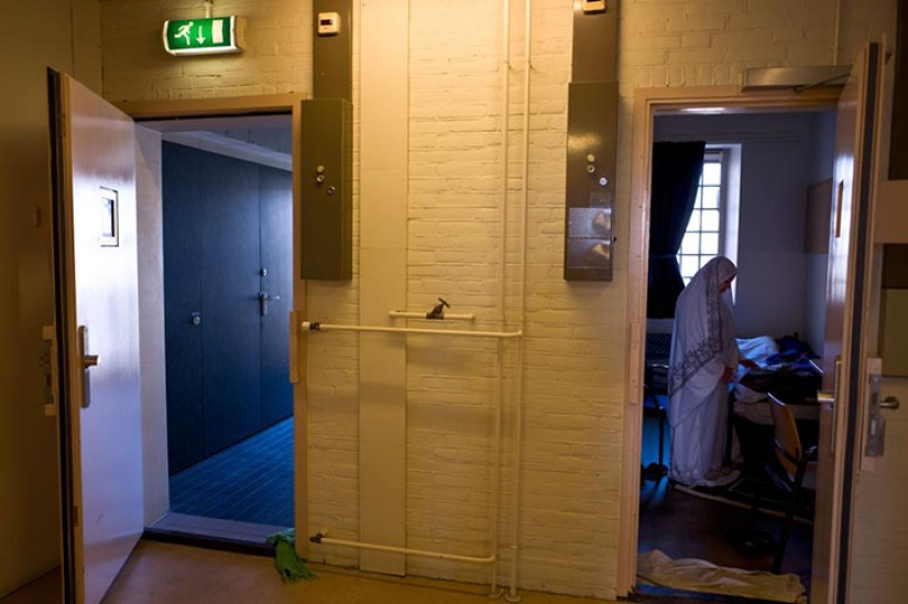 Refugees in the Netherlands are welcomed with open arms... and put in prison Refugees in the Netherlands are welcomed with open arms... and put in prison