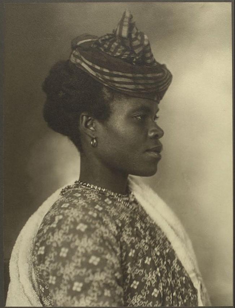 Retratos de quienes llegaron a los Estados Unidos a principios del siglo XX de todo el mundo. Retratos de quienes llegaron a los Estados Unidos a principios del siglo XX de todo el mundo.