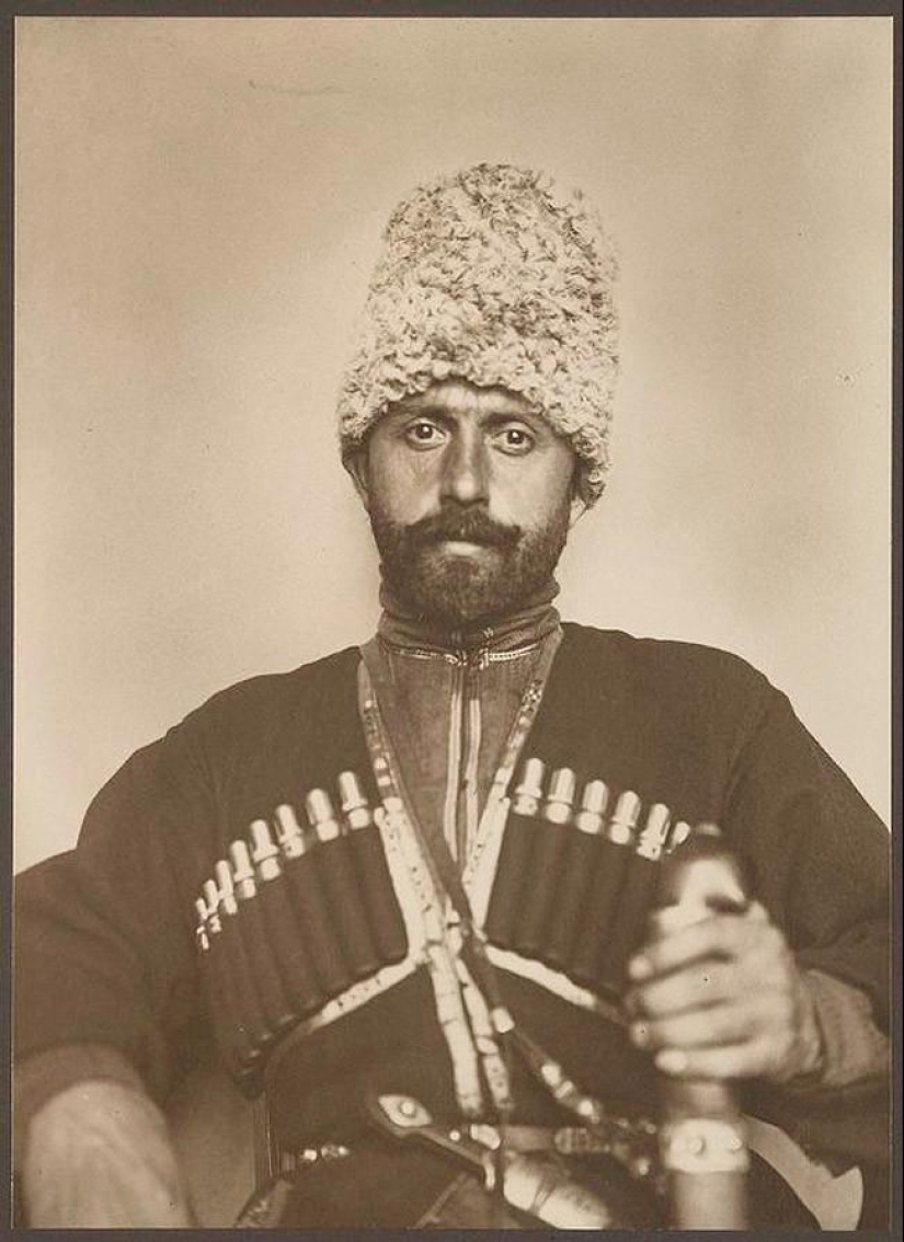 Retratos de quienes llegaron a los Estados Unidos a principios del siglo XX de todo el mundo. Retratos de quienes llegaron a los Estados Unidos a principios del siglo XX de todo el mundo.