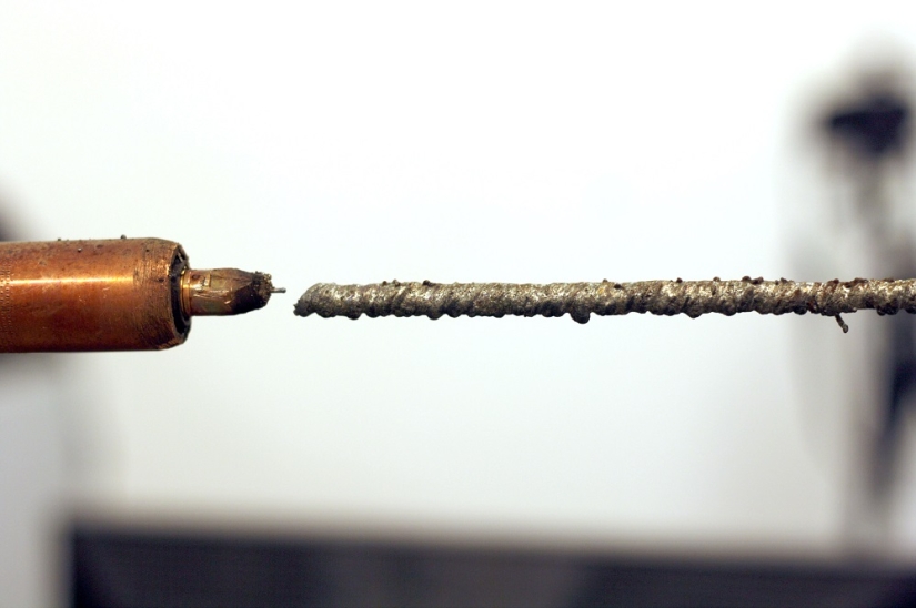 Robots 3D print a bridge over an Amsterdam canal