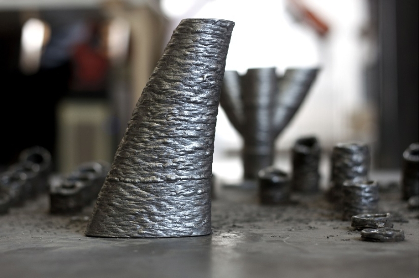 Robots 3D print a bridge over an Amsterdam canal