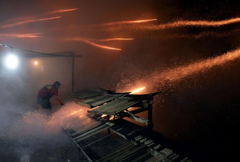 Rocket war at Easter celebration